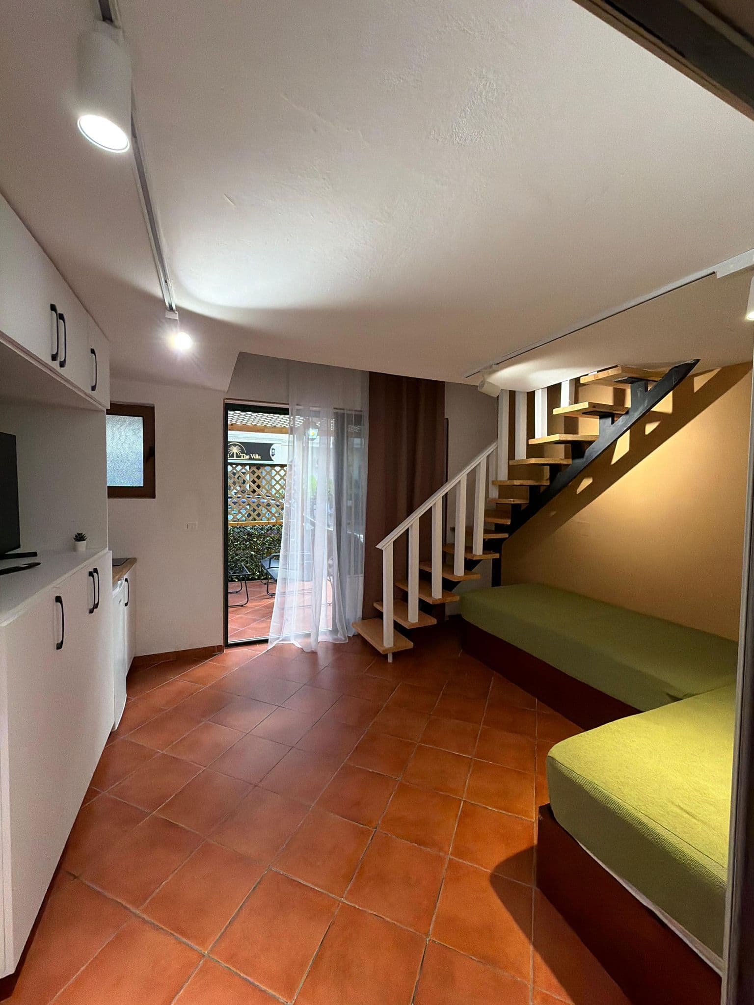 Room 02